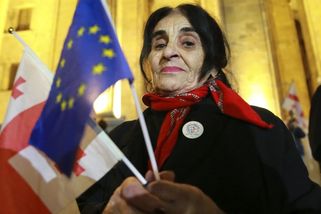 OBRAZEM: V Tbilisi protestují proti volbám, na místě je i Orbán